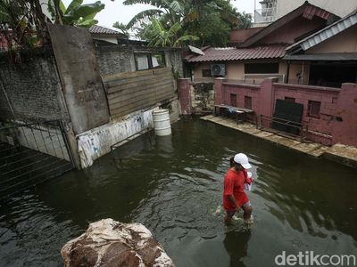 Potret Aktivitas Warga di Tengah Banjir Duren Sawit, Jakarta