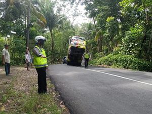 Truk Ini Jumping Gegara Sopir Disesatkan Google Maps