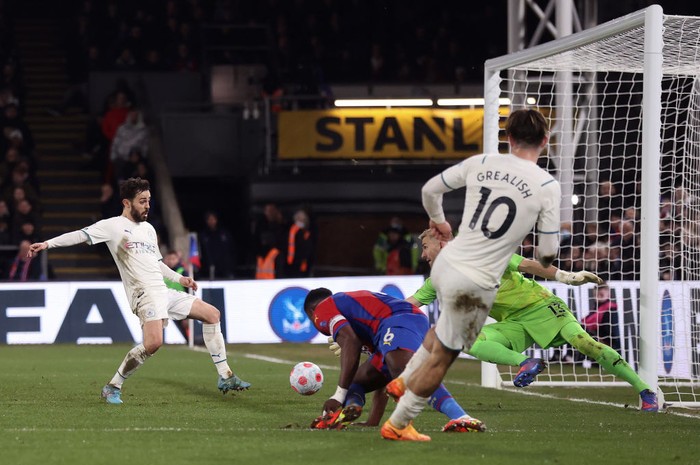 Vicente Guaita LONDON, ENGLAND - MARCH 14: Bernardo Silva of Manchester City stretches for an open goal chance under pressure from Vicente Guaita of Crystal Palace during the Premier League match between Crystal Palace and Manchester City at Selhurst Park on March 14, 2022 in London, England. (Photo by Julian Finney/Getty Images)