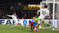 Di bawah komandonya menggalang pertahanan, Palace meredam Man City 0-0. Foto: Getty Images/Julian Finney