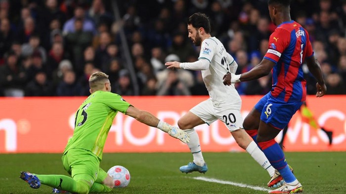 Vicente Guaita LONDON, ENGLAND - MARCH 14: Bernardo Silva of Manchester City takes the ball past a challenge from Vicente Guaita of Crystal Palace during the Premier League match between Crystal Palace and Manchester City at Selhurst Park on March 14, 2022 in London, England. (Photo by Justin Setterfield/Getty Images)