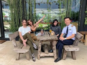 Pose Vincent Raditya saat Nongkrong dan Makan Bareng Artis Tanah Air Pose Vincent Raditya saat Nongkrong dan Makan Bareng Artis Tanah Air
