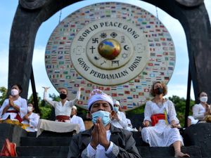 Khusyuknya Doa Bersama Lintas Agama di Bali untuk Perdamaian Dunia Khusyuknya Doa Bersama Lintas Agama di Bali untuk Perdamaian Dunia