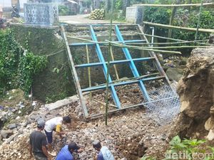 Pemda Lamban, Warga Pandeglang Perbaiki Sendiri Jembatan Putus Akibat Banjir
