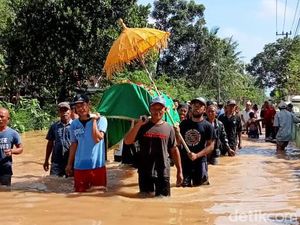 Perjuangan Warga Jember Memakamkan Jenazah di Tengah Kepungan Banjir Perjuangan Warga Jember Memakamkan Jenazah di Tengah Kepungan Banjir