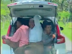 3 Pria Duduk di Bagasi Suzuki Ertiga dengan Pintu Bagasi Terbuka, Ini Bahayanya