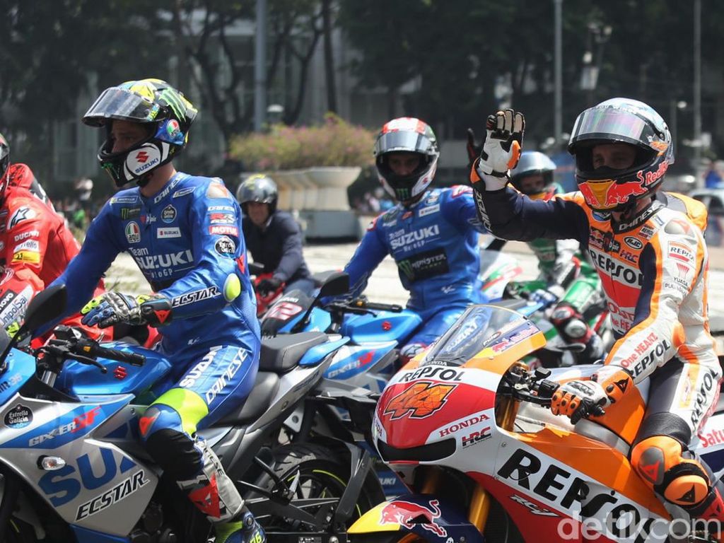 Pertama di Dunia Pebalap MotoGP Tos dengan Warga di Pinggir Jalan
