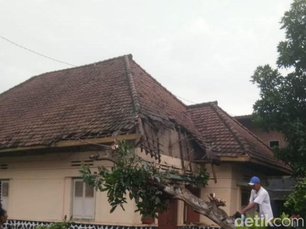 Angin Kencang Terjang Satu Desa di Jombang, 5 Rumah Rusak