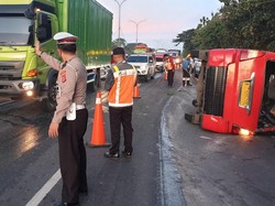 Menyalip dari Bahu Jalan, Angkot Berisi 13 Penumpang Terguling di Tol Merak