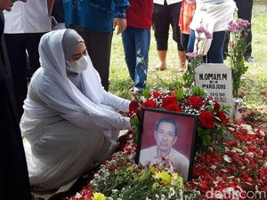 Sendu April Jasmine Pandangi Makam Ayahanda Sendu April Jasmine Pandangi Makam Ayahanda