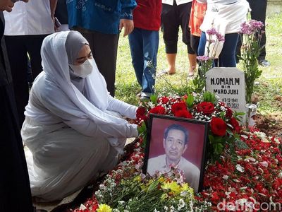 Sendu April Jasmine Pandangi Makam Ayahanda