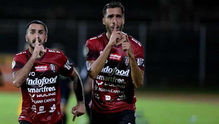 Pesepak bola Bali United Brwa Nouri (kiri) berselebrasi bersama rekan setimnya Willian Pacheco (kanan) usai mencetak gol ke gawang Arema FC saat pertandingan Liga 1 di Stadion I Gusti Ngurah Rai, Denpasar, Bali, Selasa (15/3/2022). Bali United berhasil mengalahkan Arema FC dengan skor 2-1. ANTARA FOTO/Fikri Yusuf/nym.