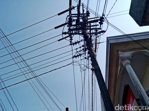 Kabel Listrik di Mampang Depok Sempat Terbakar, Diduga Korslet Kabel Listrik di Mampang Depok Sempat Terbakar, Diduga Korslet