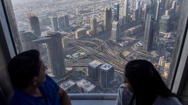 Pengunjung melihat suasana Kota Dubai dari gedung Burj Khalifa, Dubai, Uni Emirat Arab, Senin (14/3/2022). Gedung pencakar langit setinggi 828 meter dengan kaca dan baja berkilau tersebut menjadi salah satu tujuan wisata di Dubai, Uni Emirates Arab. ANTARA FOTO/M Agung Rajasa/wsj.