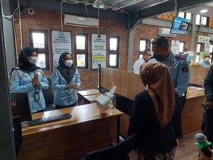 Warga Karanganyar Kini Tak Perlu Tempuh Puluhan Kilometer untuk Urus Paspor Warga Karanganyar Kini Tak Perlu Tempuh Puluhan Kilometer untuk Urus Paspor