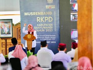 Singgung Setrika Keliling hingga Bank Tutup, Bupati Ipuk: Inovasi Jadi Kunci Singgung Setrika Keliling hingga Bank Tutup, Bupati Ipuk: Inovasi Jadi Kunci