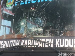 Pyarrr! Kaca Bus Persiku Kudus Pecah Dirusak Orang Tak Dikenal