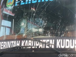 Pyarrr! Kaca Bus Persiku Kudus Pecah Dirusak Orang Tak Dikenal