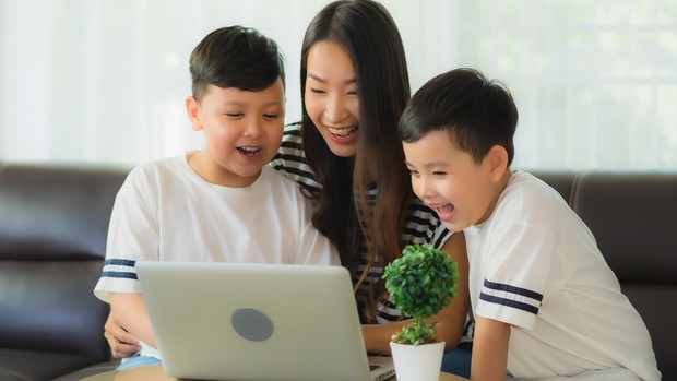 Mengajarkan soal informasi pribadi yang tak boleh dibagikan sembarangan di internet.