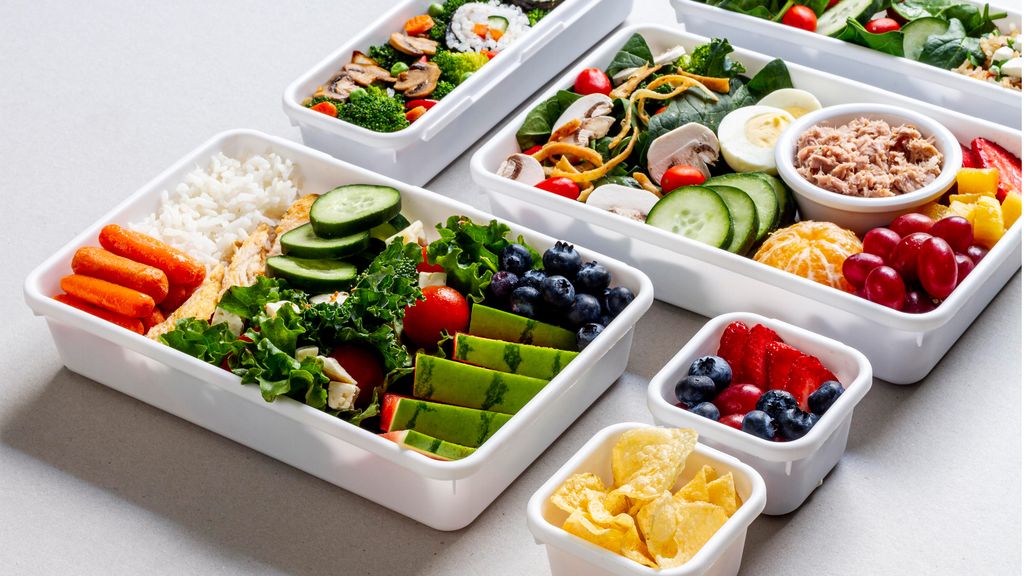 Mengonsumsi makanan yang sehat untuk bantu turunkan berat badan di usia 45 tahun.