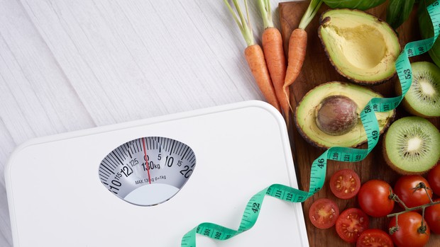 Memilih menu diet yang tepat untuk bantu turunkan berat badan di usia 45 tahun.