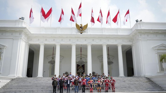 CEO Dorna Carmelo Ezpeleta, CSO Dorna Carlos Ezpeleta, dan rider MotoGP saat dijamu Presiden Jokowi di Istana Negara. Foto: Dok. MotoGP