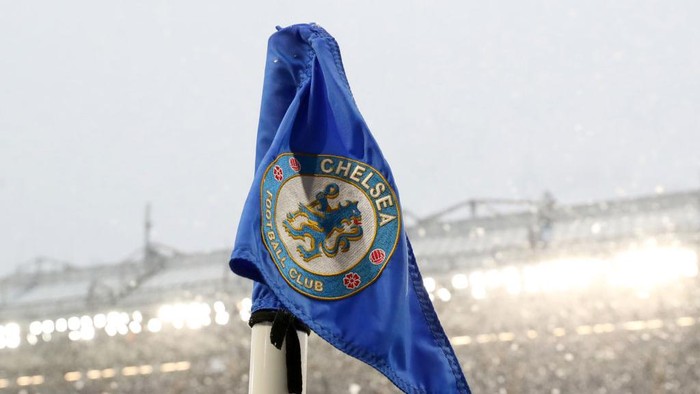 LONDON, ENGLAND - JANUARY 24: Detailed view of the Chelsea club badge on the corner flag prior to The Emirates FA Cup Fourth Round match between Chelsea and Luton Town at Stamford Bridge on January 24, 2021 in London, England. Sporting stadiums around the UK remain under strict restrictions due to the Coronavirus Pandemic as Government social distancing laws prohibit fans inside venues resulting in games being played behind closed doors. (Photo by Catherine Ivill/Getty Images)