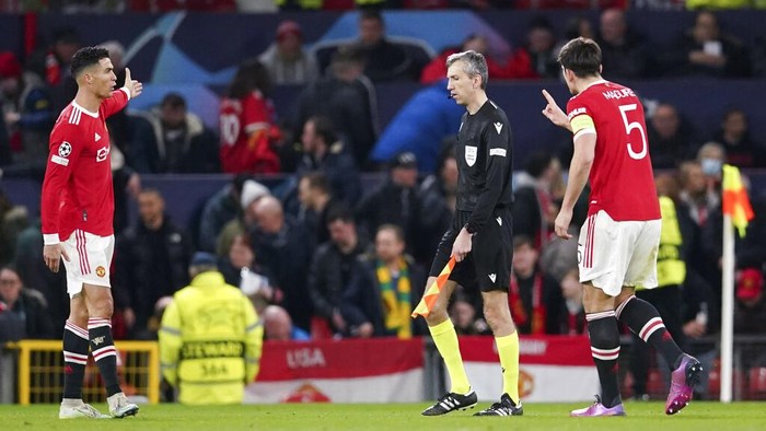 Cristiano Ronaldo Manchester United's Cristiano Ronaldo, left, and Harry Maguire gesture to a linesman during the Champions League round of 16, second leg soccer match between Manchester United and Atletico Madrid at Old Trafford, Manchester, England, Tuesday, March 15, 2022. (AP Photo/Dave Thompson)
