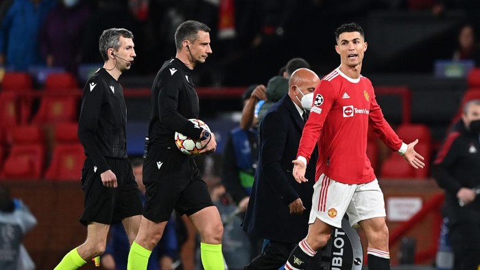 MANCHESTER, ENGLAND - MARCH 15: Cristiano Ronaldo of Manchester United complains to Referee Slavko Vincic during the UEFA Champions League Round Of Sixteen Leg Two match between Manchester United and Atletico Madrid at Old Trafford on March 15, 2022 in Manchester, England. (Photo by Shaun Botterill/Getty Images)