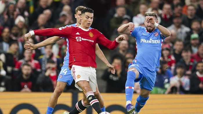 Manchester Uniteds Cristiano Ronaldo and Atletico Madrids Hector Herrera, right, battle for the ball during the Champions League round of 16, second leg soccer match between Manchester United and Atletico Madrid at Old Trafford, Manchester, England, Tuesday, March 15, 2022. (AP Photo/Dave Thompson)