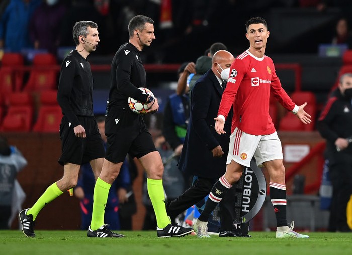 MANCHESTER, ENGLAND - MARCH 15: Cristiano Ronaldo of Manchester United complains to Referee Slavko Vincic during the UEFA Champions League Round Of Sixteen Leg Two match between Manchester United and Atletico Madrid at Old Trafford on March 15, 2022 in Manchester, England. (Photo by Shaun Botterill/Getty Images)