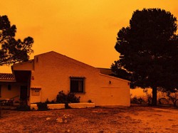 Seketika Langit Spanyol Berubah Jadi Merona Oranye