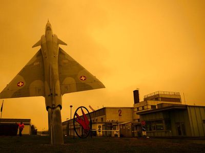 Debu Gurun Sahara Ubah Langit Eropa Menguning Kemerahan