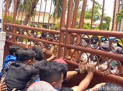 Demo PMII di Sampang Ricuh, Pagar Gedung DPRD Didobrak