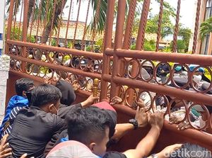 Demo PMII di Sampang Ricuh, Pagar Gedung DPRD Didobrak Demo PMII di Sampang Ricuh, Pagar Gedung DPRD Didobrak
