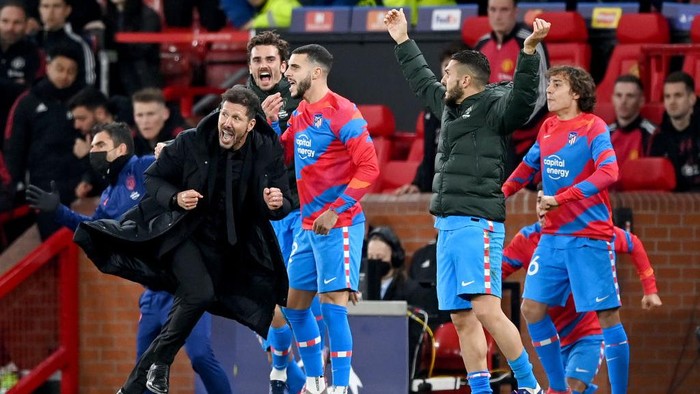 MANCHESTER, ENGLAND - MARCH 15: Diego Simeone, Head Coach of Atletico Madrid celebrates after their sides victory during the UEFA Champions League Round Of Sixteen Leg Two match between Manchester United and Atletico Madrid at Old Trafford on March 15, 2022 in Manchester, England. (Photo by Shaun Botterill/Getty Images)