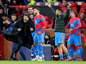 MU Kalah, Suporter Lempar Botol ke Diego Simeone