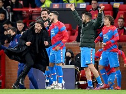 MU Kalah, Suporter Lempar Botol ke Diego Simeone