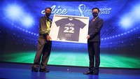 Deputi 3 Bidang Pembudayaan Olahraga Kementerian Pemuda dan Olahraga, Raden Isnanta, bersama CEO Aice Group Holding, Jack Wang, memegang jersey Aice pada saat peluncuran kerjasama Aice sebagai Official Pre-Packaged Ice Cream FIFA World Cup Qatar 2022 di Jakarta, Selasa, (15/3/2022). 