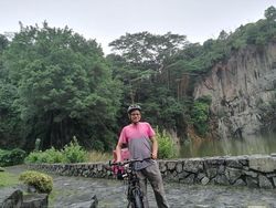 Editor Buku Pelajaran Ini Banting Setir Jadi Pengantar Makanan, Ini Alasannya