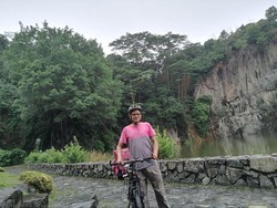 Editor Buku Pelajaran Ini Banting Setir Jadi Pengantar Makanan, Ini Alasannya