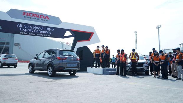 PT Honda Prospect Motor melakukan seremoni dalam rangkapengiriman All New Honda BR-V untuk pasar ekspor, dari pelabuhan Tanjung Priok, Jakarta, 16 Maret 2022.