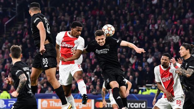 Ajax Amsterdam's Dutch defender Jurrin Timber (C-L) and Benfica's German midfielder Julian Weigl (C-R) go for a header during the UEFA Champions League round of 16 second leg football match between Ajax and Benfica at the Johan Cruijff ArenA, in Amsterdam, on March 15, 2022. (Photo by John THYS / AFP)