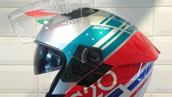 Ini Penampakan Helm Jokowi yang Ditenteng saat Foto Bareng Pebalap MotoGP