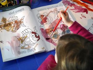 Bocah Ukraina di Pengungsian Belajar Melukis untuk Hilangkan Trauma