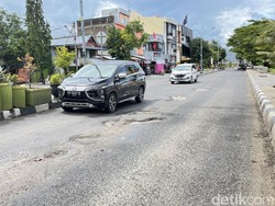 Jalanan Rusak-Berlubang di Parepare Batal Diaspal Gegara Solar Langka
