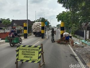 Jembatan Kanor-Rengel Bojonegoro Diportal Agar Tak Dilewati Truk ODOL
