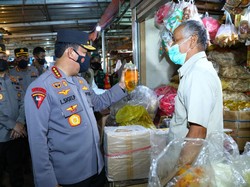 Kapolri Sidak Pasar di Bekasi, Pastikan Stok Minyak Goreng Aman