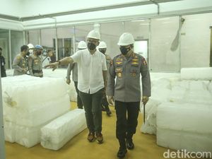 Kapolri Tinjau Produksi Minyak Goreng di Bekasi