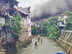 Api Padam, Warga Mulai Mengais Sisa Kebakaran di Mampang Prapatan